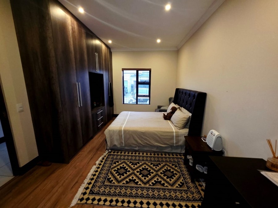 6 Bedroom Property for Sale in Sandown Western Cape